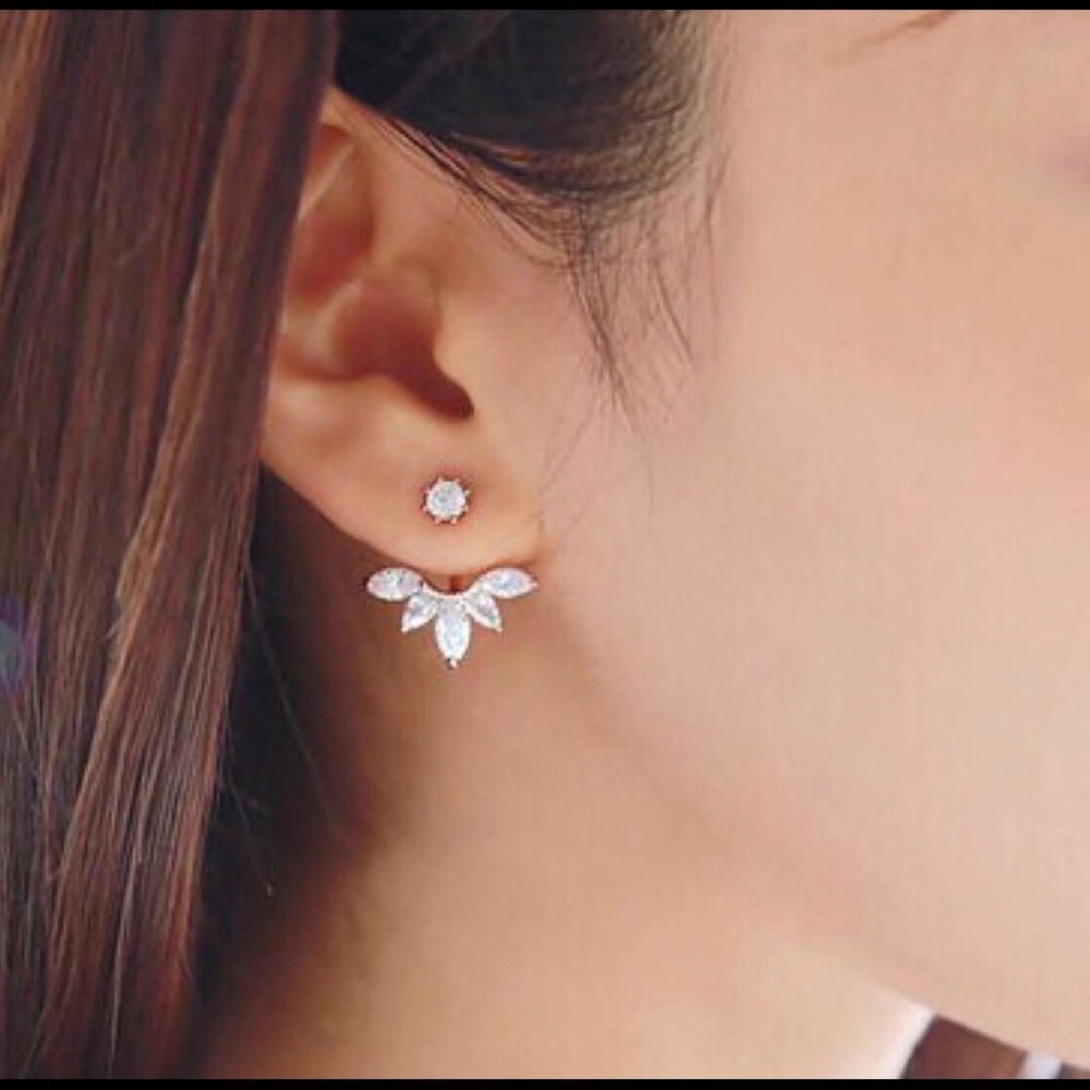 🎈SIMPLY SEXY🎈 Cuff Clip Leaf Earrings! - Picture 3 of 5